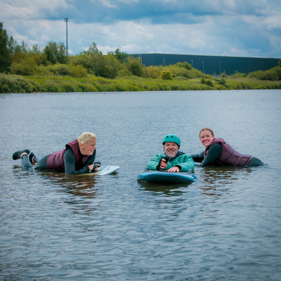Drei Teilnehmer beim eFoil-Kurs im Wasser