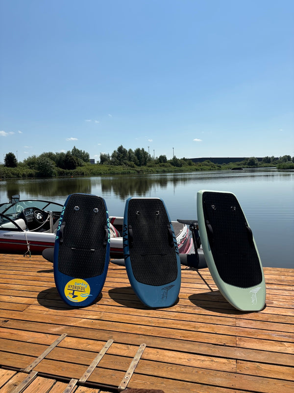 Drei eFoil-Boards auf dem Steg